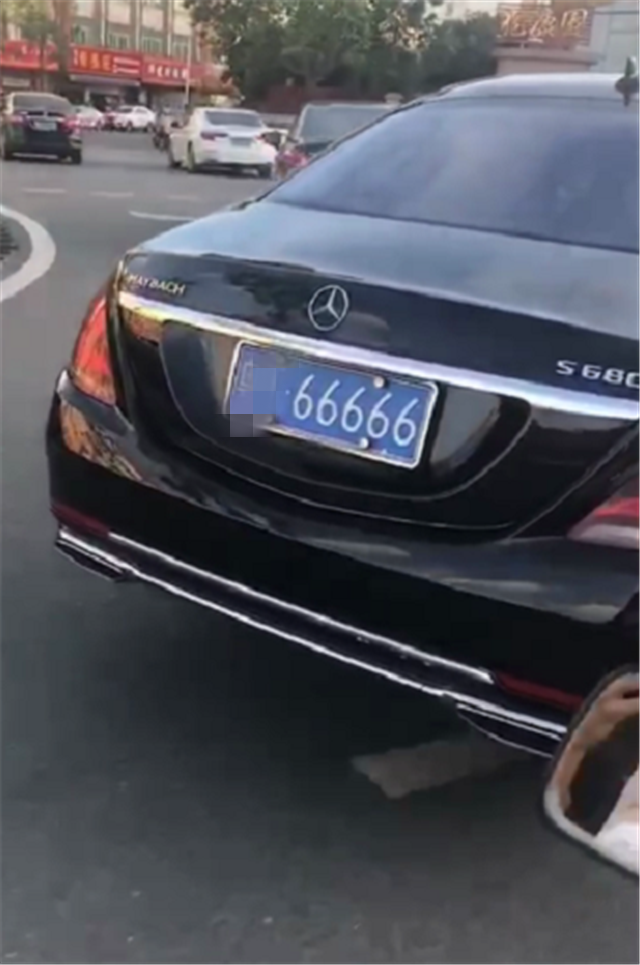 广东网红车迈巴赫s680,因一块车牌,常被人偷拍,还登上各大平台