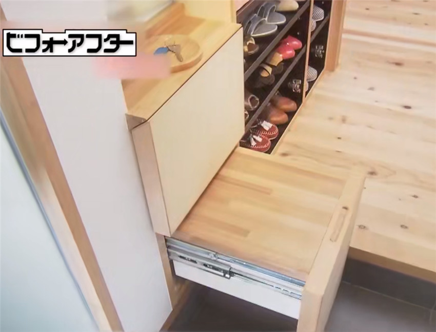 玄关内由于空间比较小,所以做了这种抽拉式的换鞋凳,和抽屉一样,不用