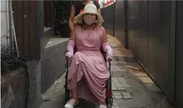 花费400多万整容200次的"红粉宝宝",现状如何?