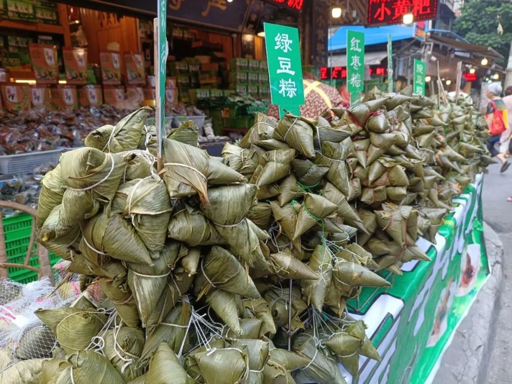 小编特意走上街头带大家看看端午节特有的东西!