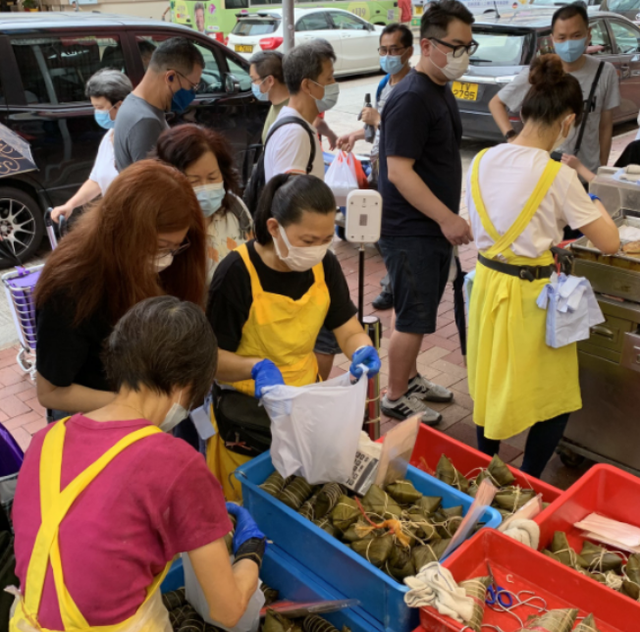 甘比攜長女為獨居老人送粽子,財富縮水210億,劉秀樺身形似爸爸