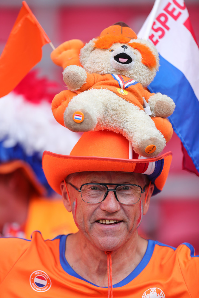 欧洲足球锦标赛b组小组赛中,丹麦队球员埃里克森在比赛中突然倒地昏迷