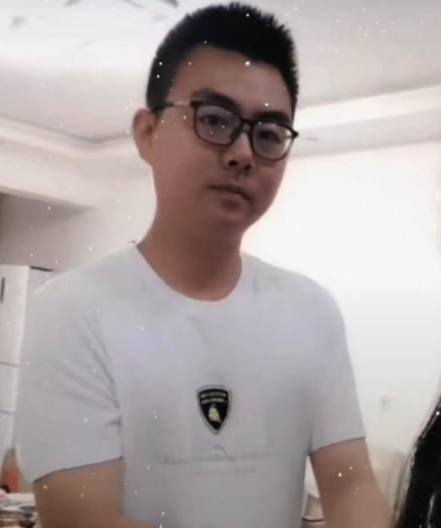 许敏在郭威家打扫卫生,所有的点点滴滴,都感觉在弥补失去的28年