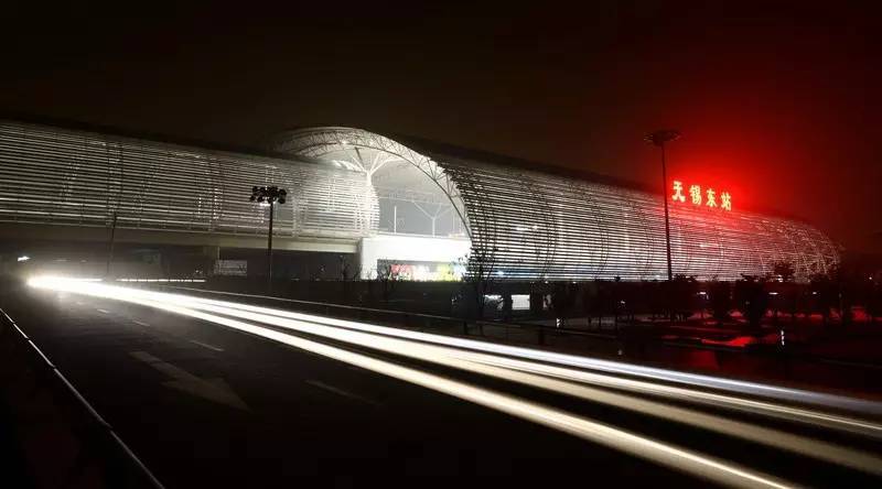 無錫東站截至2010年7月,惠山站站臺規模2臺4線,總建築面積約6700平方