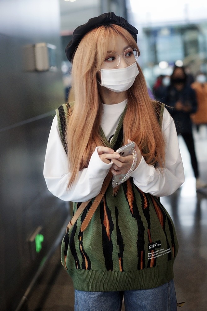 张语格奶奶灰发色个性又吸睛 孔肖吟戴贝雷帽复古摩登