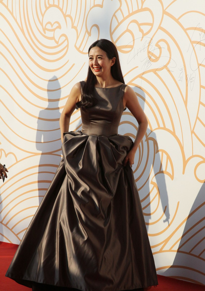 46岁杨童舒淡妆却不清纯v领裙看着太清凉好身材让人羡慕