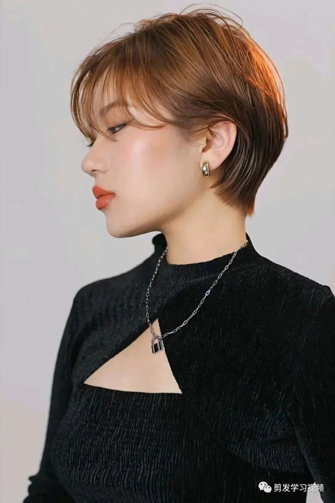 2021夏天流行后脖子长漏耳短发