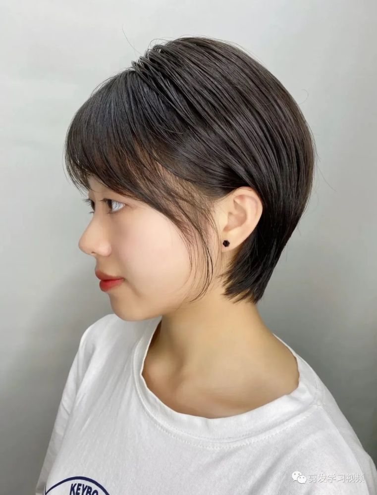 2021夏天流行后脖子长漏耳短发