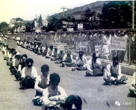 1988年,由于奈温政府进行货币改革,缅甸局势动荡,军政府向示威群众