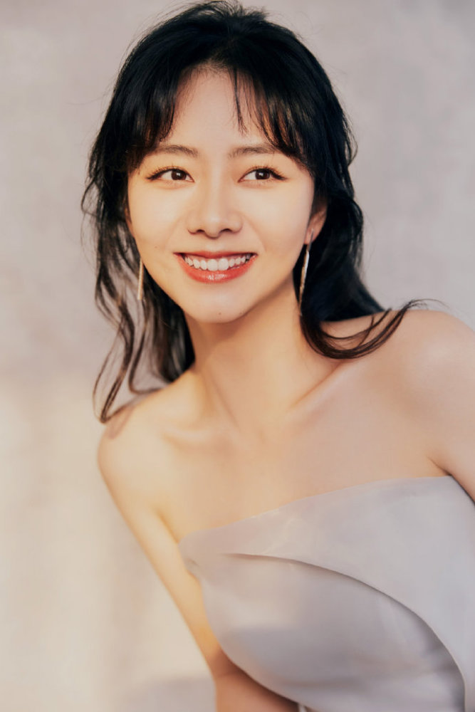 谭松韵水雾蓝开衩长裙,漂亮大长腿若隐若现,温柔灵动