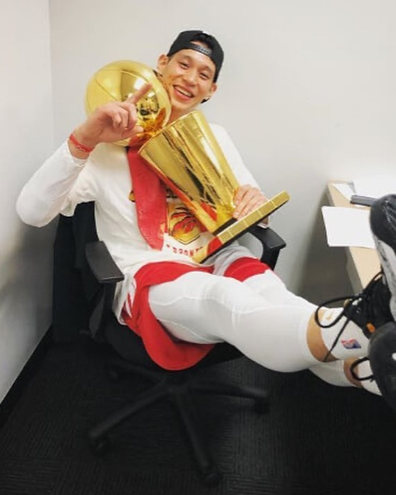 林书豪晒两年前随猛龙夺冠照球迷学孙悦把nba和cba冠军都拿了