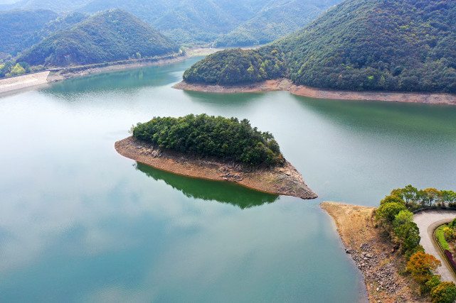 宁波市内缺水最严重的地区就是象山县,溪口水库大面积见底,原本被淹没