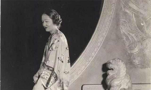 浙江卢芹斋,将15岁女儿嫁情人,3人相处多年,直到女儿发现密码