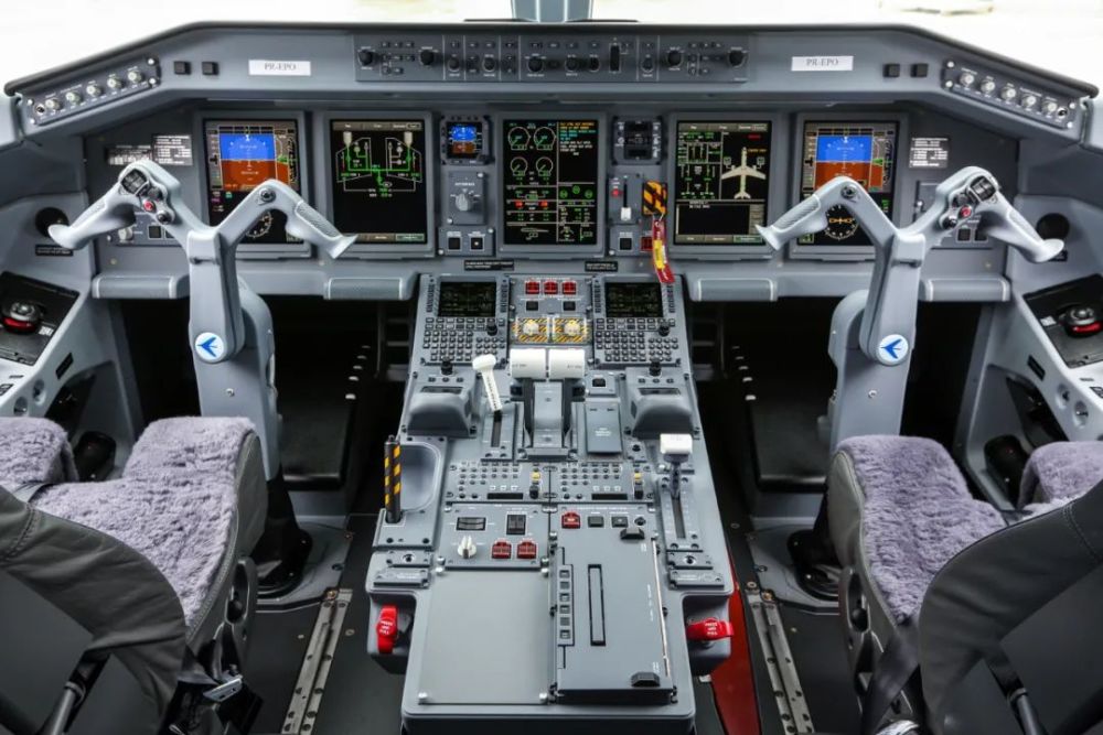 e190飞机外观,客舱和驾驶舱特别值得一提的是,2020年e190飞机还经受住