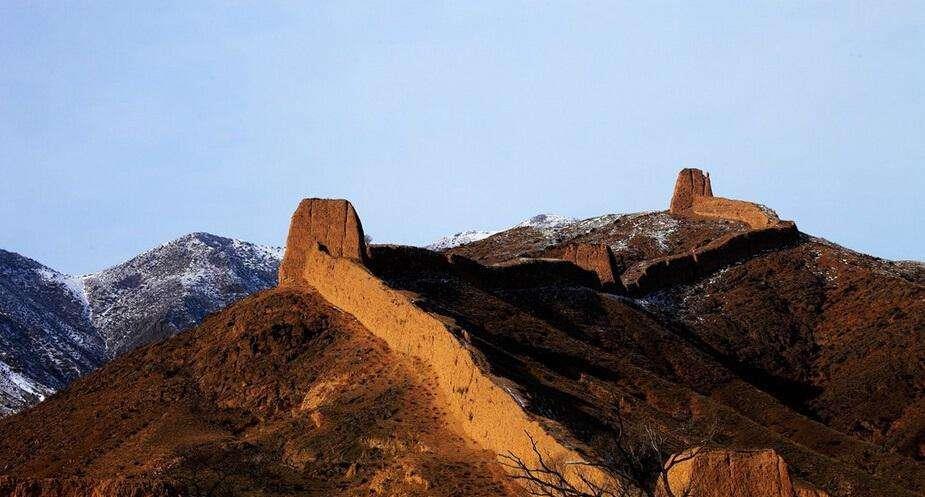 长城2000年屹立不倒,秦始皇到底用了什么黑科技?说出来你别不信