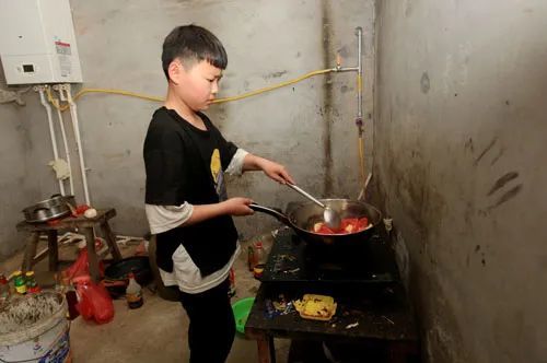 看完淚目~濟南14歲男孩為失明媽媽做飯8年,