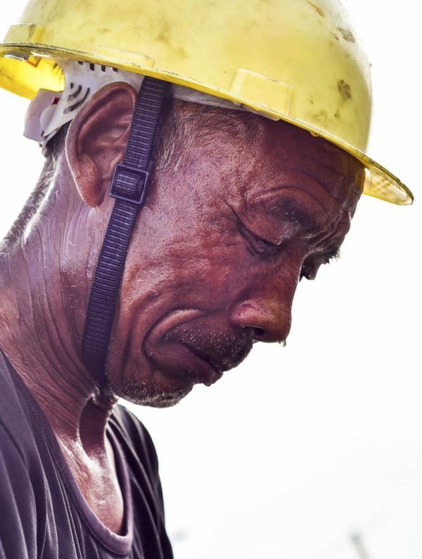 在新疆吐鲁番旅游综合服务中心项目施工现场,来自中建三局的施工人员