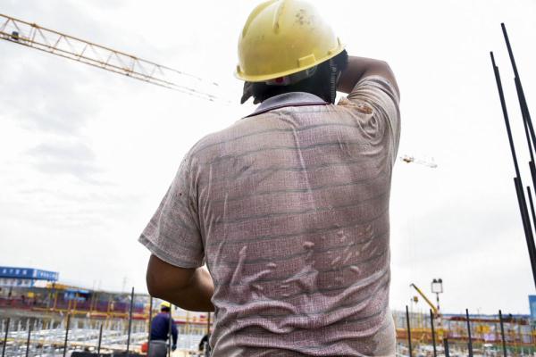 走近吐鲁番烈日下的建筑工人