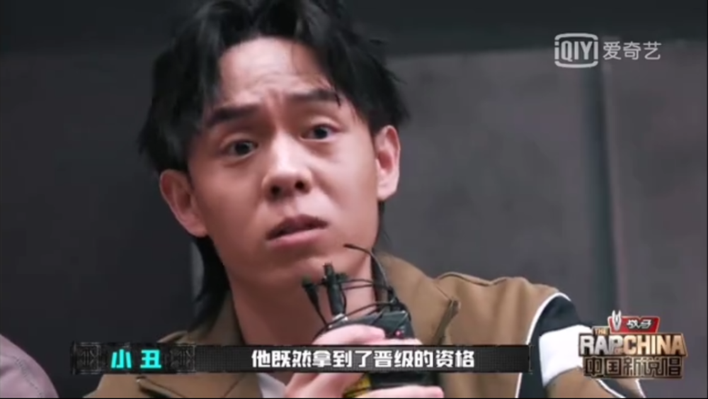 小丑所说的"五个人的中国伪bigbang"是指暴扣哥前天在音乐节上宣布接