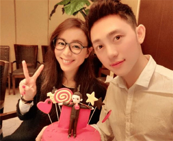 花滑教练的史诗级出轨原配小三携手吃瓜开房记录说明了什么