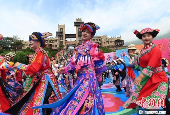 四川茂县羌族民众载歌载舞欢庆瓦尔俄足节