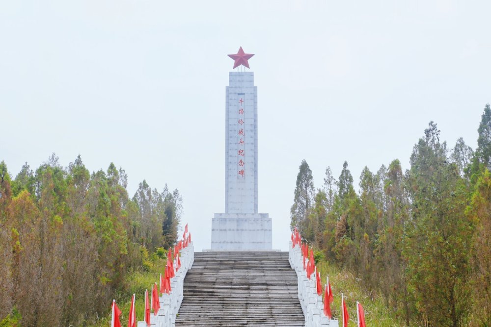 戰壕遺址為主體,修建解放戰爭紀念碑,主題雕塑廣場,建設牛蹄嶺戰鬥