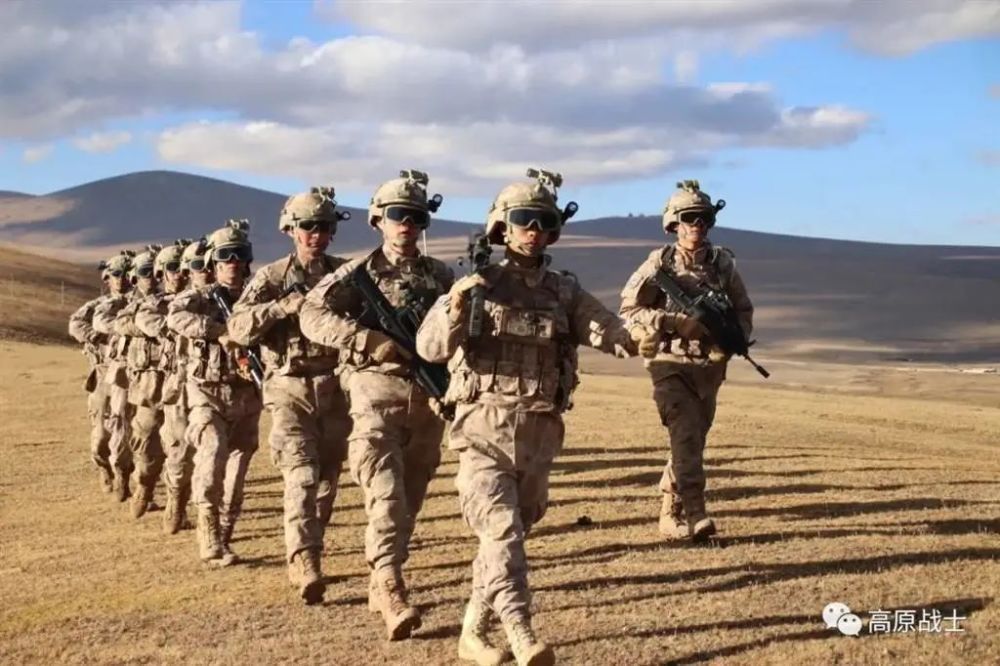 从头到脚都安排上了西藏军区入营新兵配发星空迷彩全套单兵作战装备