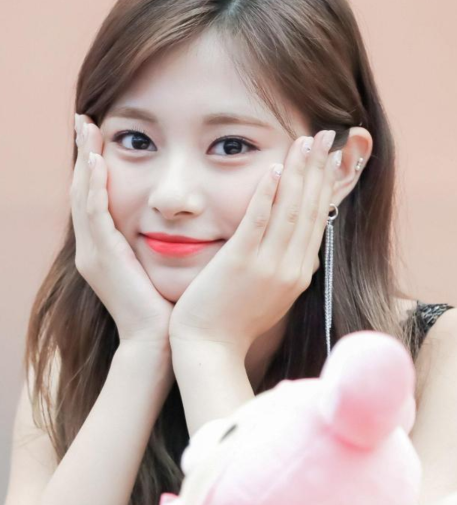 周子瑜来自中国台湾,她不仅多才多艺,更多次票选列入"全球百大最美