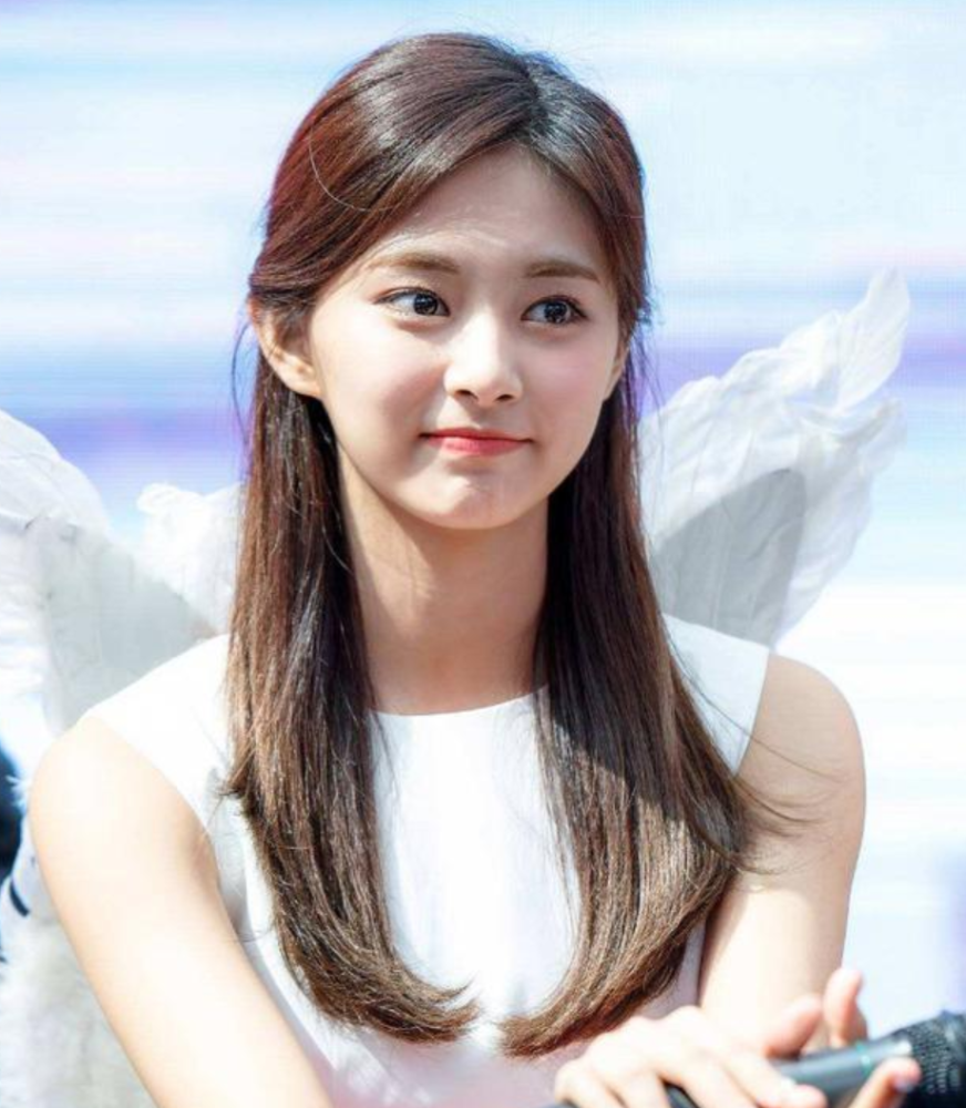 周子瑜深夜庆生!22岁甜喊中文,"超进化"青涩童年照曝光