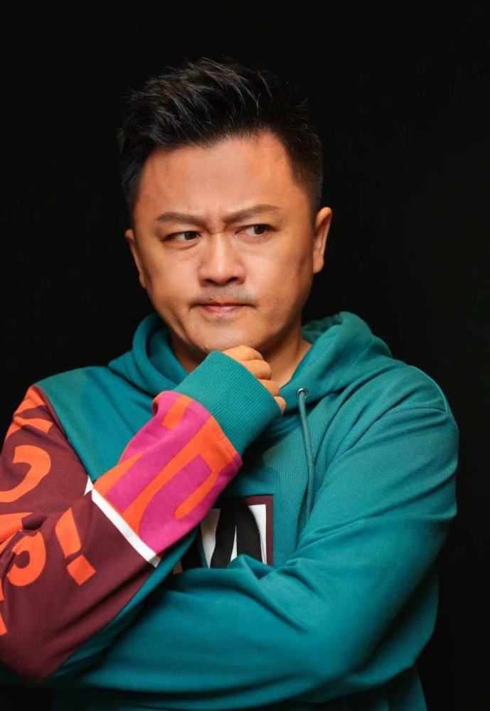 《还珠格格》中饰演小邓子走红,四十多岁,还在《叛逆者》跑龙套