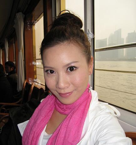 知情人透露东方卫视主持人房海燕的最新动态正在静下心来读书