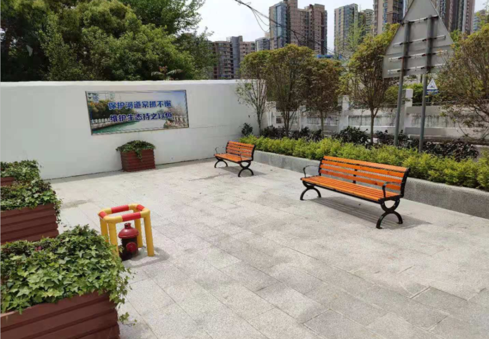 小区边多了一块休闲观景的空地