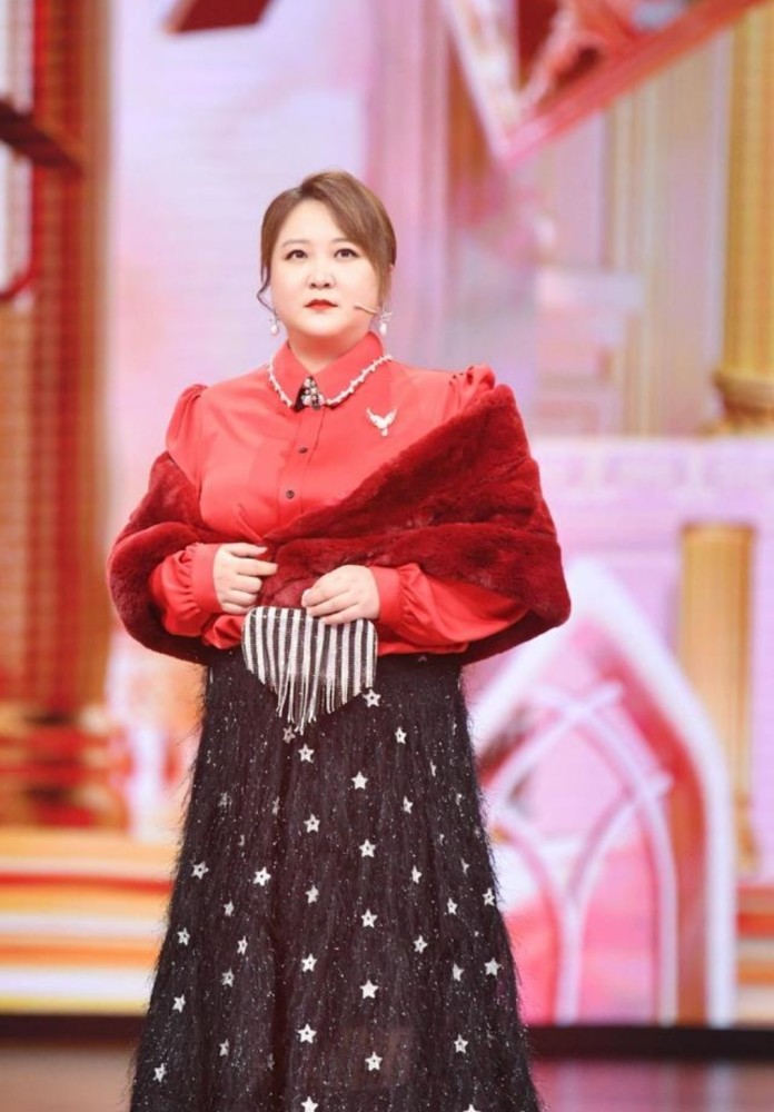 39岁贾玲也有高光时刻,穿白t恤配百褶裙,直接成为微胖界女神_腾讯新闻