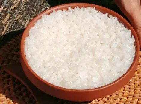 钵子蒸米饭,过去都是将两碗合成一碗,放到铁锅土灶上,吃的时候揭开