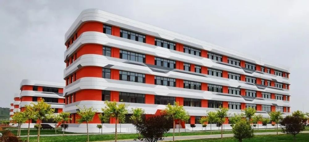 大连市海华高级中学是我市重点招商引资项目,由海华教育集团出资4.