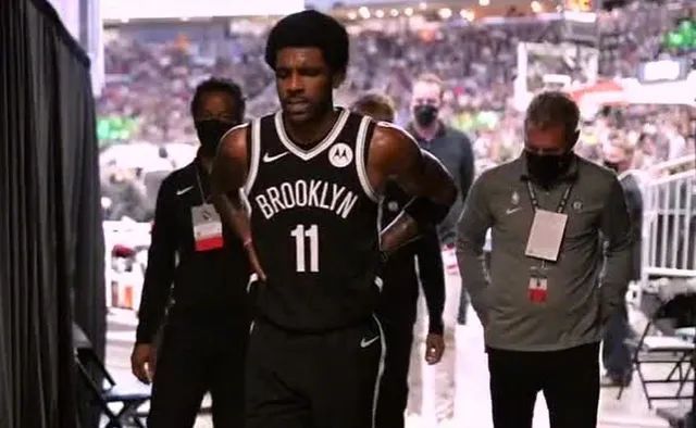戴维斯 欧文伤退，NBA裁判竟毫无表示，苏群发话了，戴维斯更称是报应
