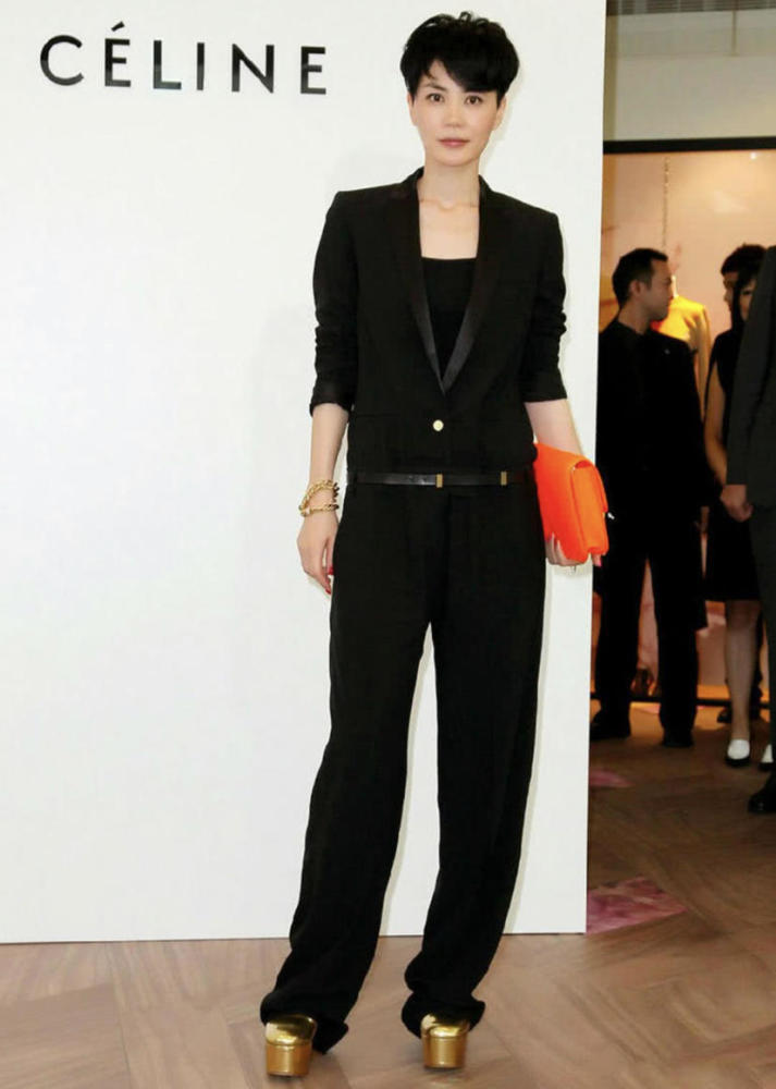 王菲穿衣真任性基础款灰色t恤配黑色修身长裤姐到哪都是焦点