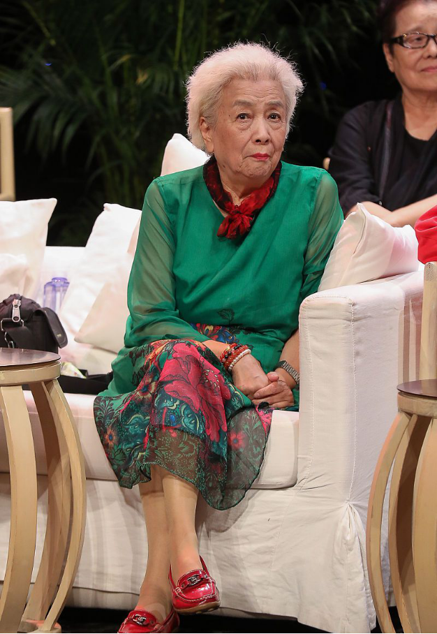 85岁的谢芳是真老了干瘦身材穿得鲜艳花哨倒是显出几分少女感