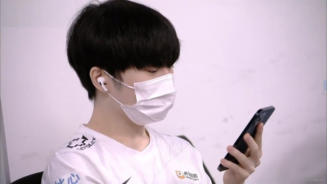 rookie再现"灵车漂移"操作!直接坑死两个队友,网友直呼太离谱