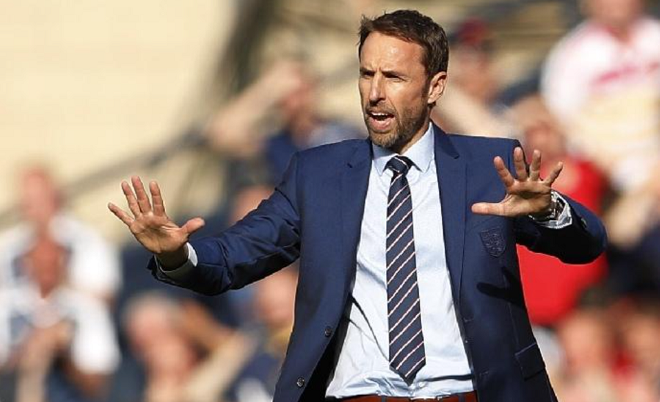 英格兰队主教练索斯盖特在比赛结束前, 将效力德甲多特蒙德队的26号