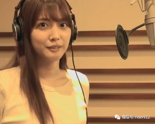 所以poppy酱是去错了地方,如果来b站入驻,不说能比龙我火,那至少有无