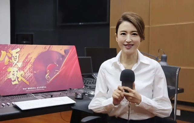 央视女主持虽然在穿衣打扮这一块不是潮流的风向标,但是碍于过硬的