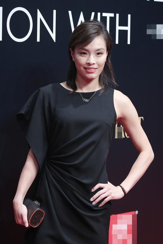 吴敏霞的长相都能当女演员了,与老公没啥身高差,感觉真有女人味