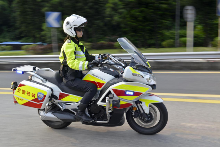 铁骑警花揭秘我们为什么穿那么厚