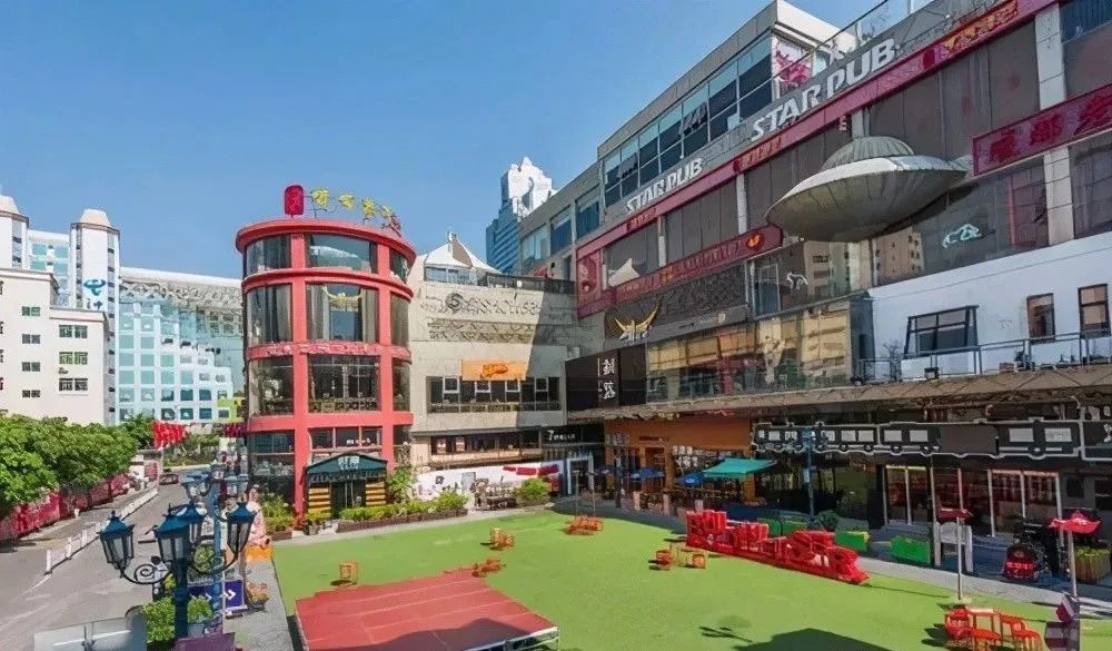 白天来此,会让你有合影的念头,领show天地创艺乐园