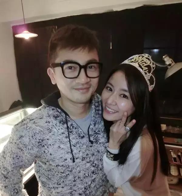 47岁苏有朋被曝与经纪人隐婚10年两人亲密逛街的照片被扒出