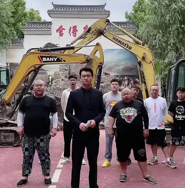 每次直播对战都会赚很多钱,所以以前的舍得庄园已经站不下马洪涛了,拆