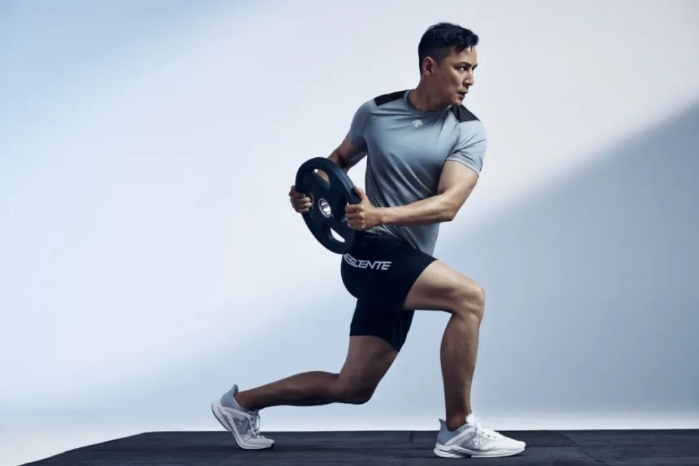 男神营业啦!吴彦祖演绎迪桑特夏日跑步综训系列