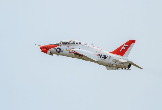 美军t45教练机,由波音等公司研发,担负舰载飞行员培养重任!_腾讯新闻