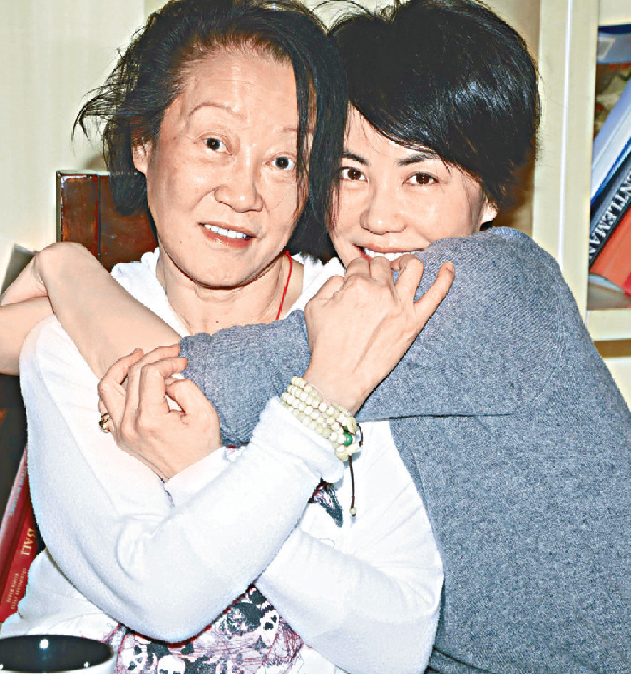 王菲"阿妈"陈家瑛久违露面,年逾70仍精神,穿短裤拎粉包好抢眼